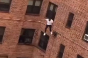 黒人さん、3階から飛び降りるもノーダメで逃走してしまう