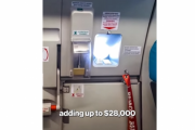 【悲報】飛行機に乗った女性さん、トイレと間違えて緊急脱出用ドアを開けてしまい終わるｗｗｗｗｗｗ