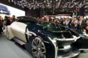 【動画】フランスの車ルノーが未来の車を発表　光を放つ車体EZ-ULTIMO
