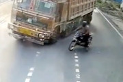 【動画】このバイクひっでえ。バイクが原因で起きたダンプとトラックの事故映像。