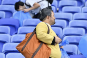 サッカー日本代表のサポーター「さあみんな、ゴミを拾うよ!」スペインに0-3完敗後のスタジアムで