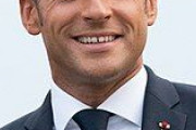 【悲報】フランス大統領のマクロンさん、一般市民に平手打ちされてしまう