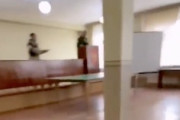 【動画】ロシアの徴兵所で男が責任者に向けて銃を発砲。その映像が公開される。