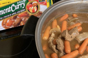 【画像】アメリカ人にバーモントカレーを渡してカレーを作らせたらｗｗｗｗｗｗ