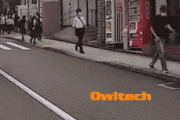 【gif】　女子高校生さん、道路に突撃する