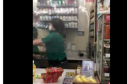 【悲報】セブンの店員さん、客の前で乱闘してしまう...