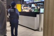 日本の警察官さん、制服姿のままマックを買いに来ただけで晒される