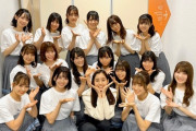 日向坂46キャプテン佐々木久美、女優の新木優子さんとのメンバー集合写真を公開！『DASADA LIVE&FASHION SHOW』終了直後の貴重なオフショットがエモい！