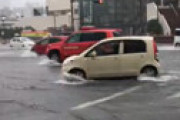 【動画】 横須賀市で豪雨、冠水被害の報告相次ぎ騒然 「道路が川に」