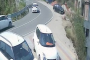 【動画】カーブで制御を失った車が深い谷に転落してしまう事故。