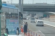 【動画】渋滞に巻き込まれた観光バスの運転手さん、パワープレイで渋滞の回避に成功する！
