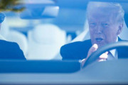 【悲報】米国テスラ車の不買運動、めちゃ効いてた模様…トランプ大統領がモデルSを購入「極左の狂信者が違法にテスラをボイコットしている」