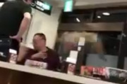 【動画】　おっさん、ブチ切れて牛丼をぶん投げてしまう・・・