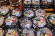 外国人「日本のスーパーはこんなに食事が充実してる、史上最高の国だな！」