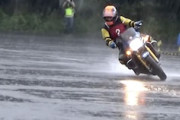 なぜ転けない。大雨の中のバイクジムカーナがすごい。