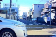 【事故】止まれを無視した車に凸してしまう自転車乗りの車載ビデオ。