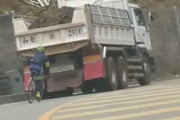 【悲報】ロードバイクさん、ダンプに煽り運転をしてしまうｗｗｗｗｗｗ