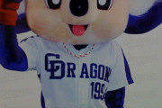 海外「日本のプロ野球のマスコットが始球式で荒ぶってるぞ！」中日ドラゴンズのドアラに対する海外の反応