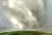 風力発電の風車をなぎ倒すパワー。アイオワ州で撮影された巨大竜巻の映像。