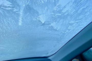 車のフロントガラス凍結した時の運転の難易度は異常。毎朝「ええい、ままよ！」って感じで運転してる。