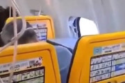 【動画】上空で飛行機の窓が割れて乗客が吸い出されそうになる事故。ライアンエア。