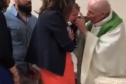 【動画】神父さん、洗礼式で泣き出した赤ちゃんにイラッとして本物の洗礼を浴びせる