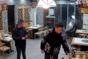 【悲報】中国人さん、飯屋で一服中に突然水牛に襲撃される