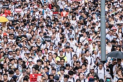 なんで日本の若者は香港みたいにデモしないの？ネットでネチネチしてるだけで満足か？