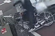 【動画】 右折するトラックに自転車が巻き込まれる衝撃動画が話題 ⇒ これ自転車が悪いのでは？と物議