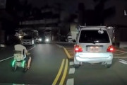 【動画】車椅子で車を追い越そうとして事故るお爺さんが撮影される。