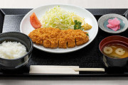 【悲報】とんかつ定食、いくら何でもご飯の量が少なすぎる