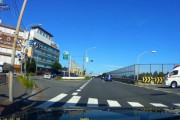 【ドラレコ】サイレン鳴らした救急車来てるに無視して何台も通過 → きちんと止まったミニバンがダンプに追突されてしまう