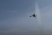 戦闘機がビーチを通過した際に「サウンドバリア」を破壊した映像がこちら 海外の反応