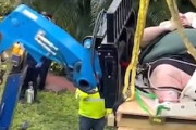【動画】体重272キロの男、部屋の壁を壊し重機を使って救出される。