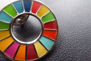 企業「我が社もSDGsに取り組まなくては！」 SDGs「①貧困をなくそう」 →