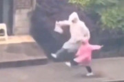 「パパと娘がレインコート姿でダンスをしていた…」最高にかわいいパフォーマンス