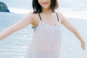 【朗報】浜辺美波初写真集、水着姿で谷間を見せつける出血大サービス （※画像あり）