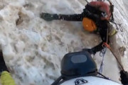 【恐怖】滑落者が別の登山者をかすめるギリギリ動画がアンデス山脈で撮影される。