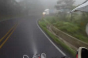 見ているほうも思わずのけぞる雨中の山道　バイクとトラックのニアミス映像
