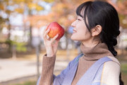 【悲報】このリンゴの食べ方、日本人の99%ができないらしい！！