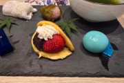【画像】カフェで桜餅出てきたんだけどこれって葉っぱも一緒に食べれたっけ？