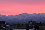 今富山に旅行来てるんだが、ここに住んでいる人達は毎日この景色が見れるのね