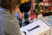 【動画】クリスマスにPS5を貰った子供、全力拒否ｗｗｗｗｗ