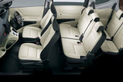 トヨタの車って基本後部座席狭くね？