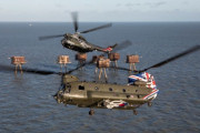 イギリス空軍の輸送ヘリ「チヌーク」と「プーマ」がユニオンジャック特別塗装機を施し編隊飛行！