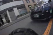 【動画】バイクが出庫時にタクシーと衝突事故…これどっちが悪いの？？