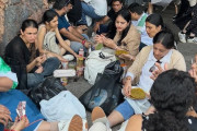 洞窟付近の地べたに座り……ディズニーシーで外国人集団の行動に批判　運営会社の対応は
