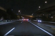 夜の高速道路で間一髪！追い越し車線に無灯火、無ハザードの車が停車していた場合(°_°)