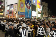 阪神38年ぶり日本一　ファンが次々と道頓堀川へダイブ　大阪府警1300人の“鉄壁”も…