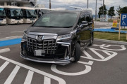【非常識】「須磨シーワールド」の駐車場で型落ちアルファードが身障者用駐車スペースでVIP停め！ もちろんナンバーは…